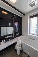 Bañera con ducha, secador de pelo, toallas, jabón