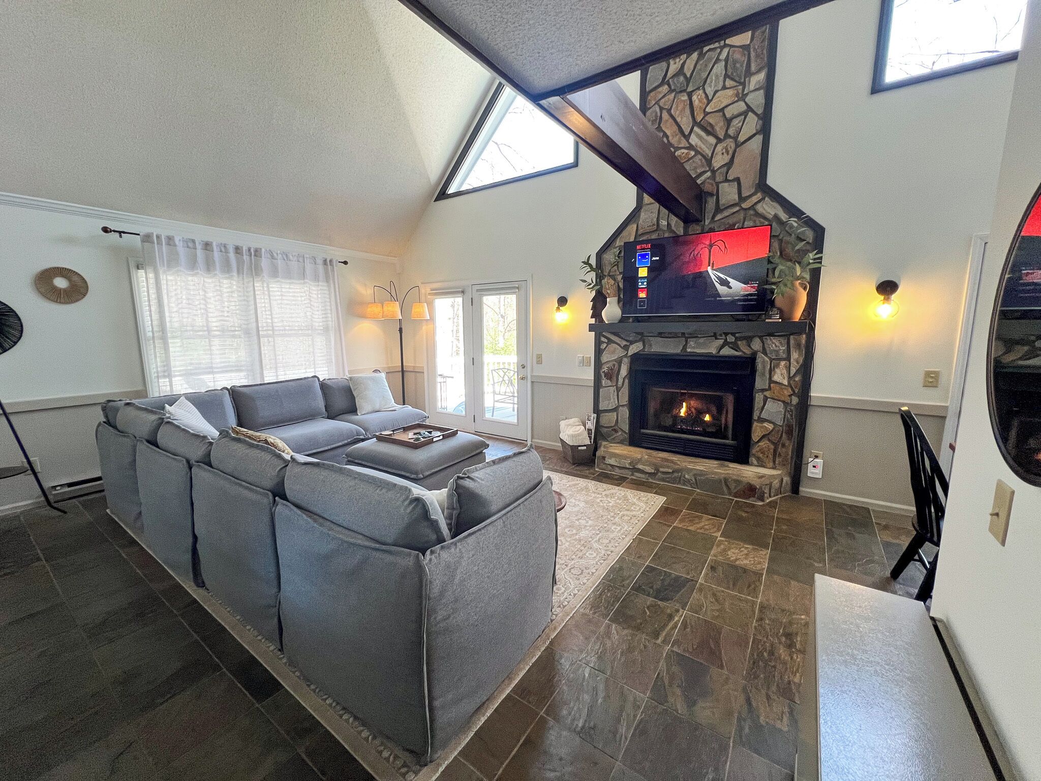 Smart TV, chimenea, futbolito y tenis de mesa 