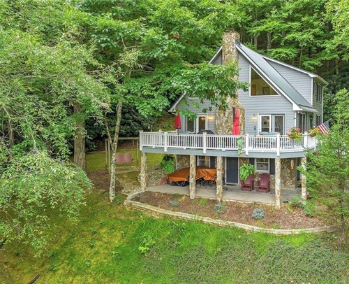 The 19th Hole - 3BR/2BA Near Golf Course w/Hot Tub, WiFi, Fire Pit, Pets