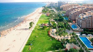 A coastal hotel with multiple buildings, a beach, and a swimming pool. - Marina d'Or - Front sea view (Orpesa)