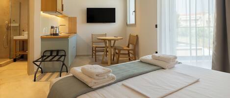 Superior studio, uitzicht op zwembad | 1 slaapkamer, een kluis op de kamer, verduisterende gordijnen