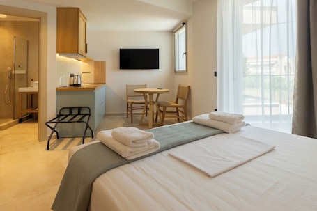 Superior Studio, Pool View | 1 bedroom, in-room safe, blackout drapes, soundproofing