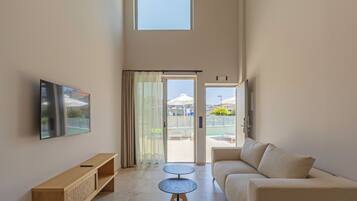 Loft superior, vista a la alberca | Área de sala de estar