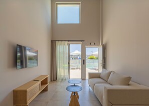 Superior Loft, Pool View | Living area