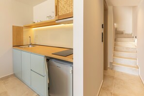 Mini-fridge, stovetop, cookware/dishes/utensils