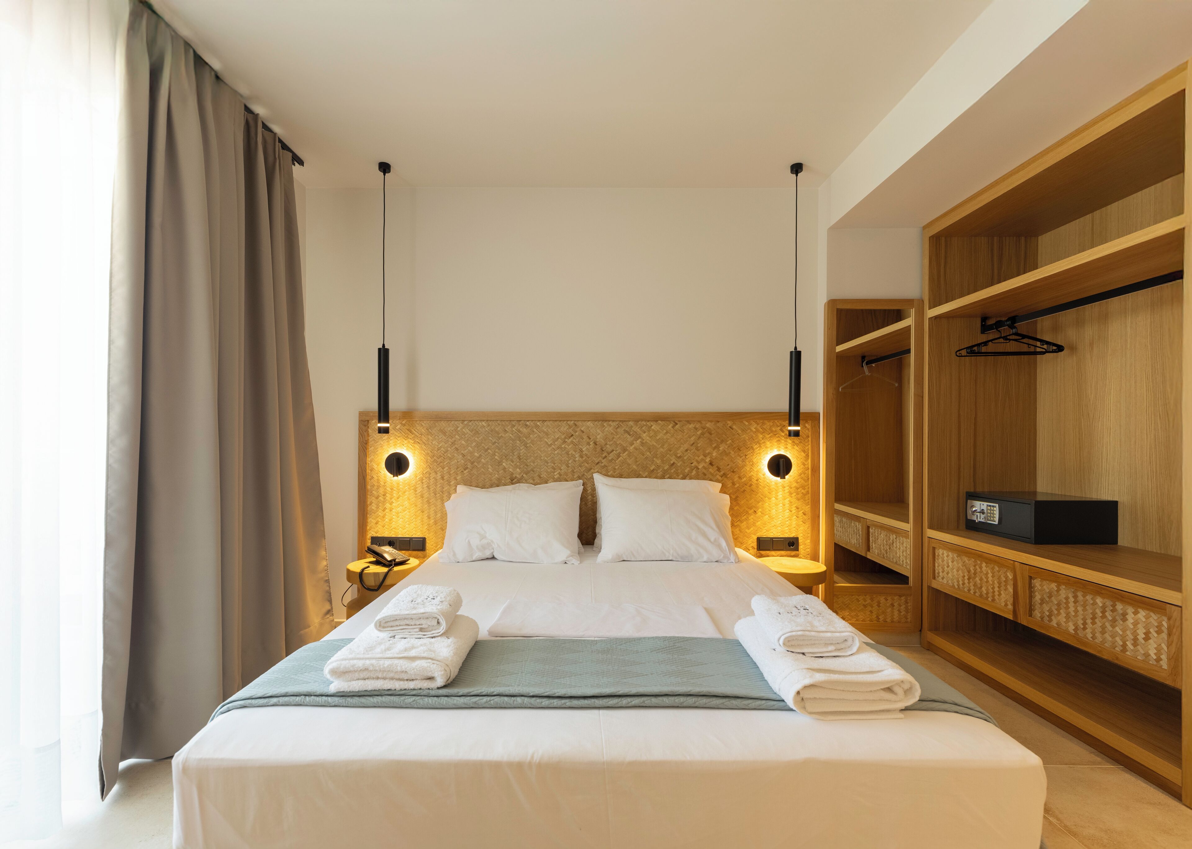 スーペリア スタジオ プールビュー | セーフティボックス (室内)、遮光カーテン、防音設備、アイロン / アイロン台