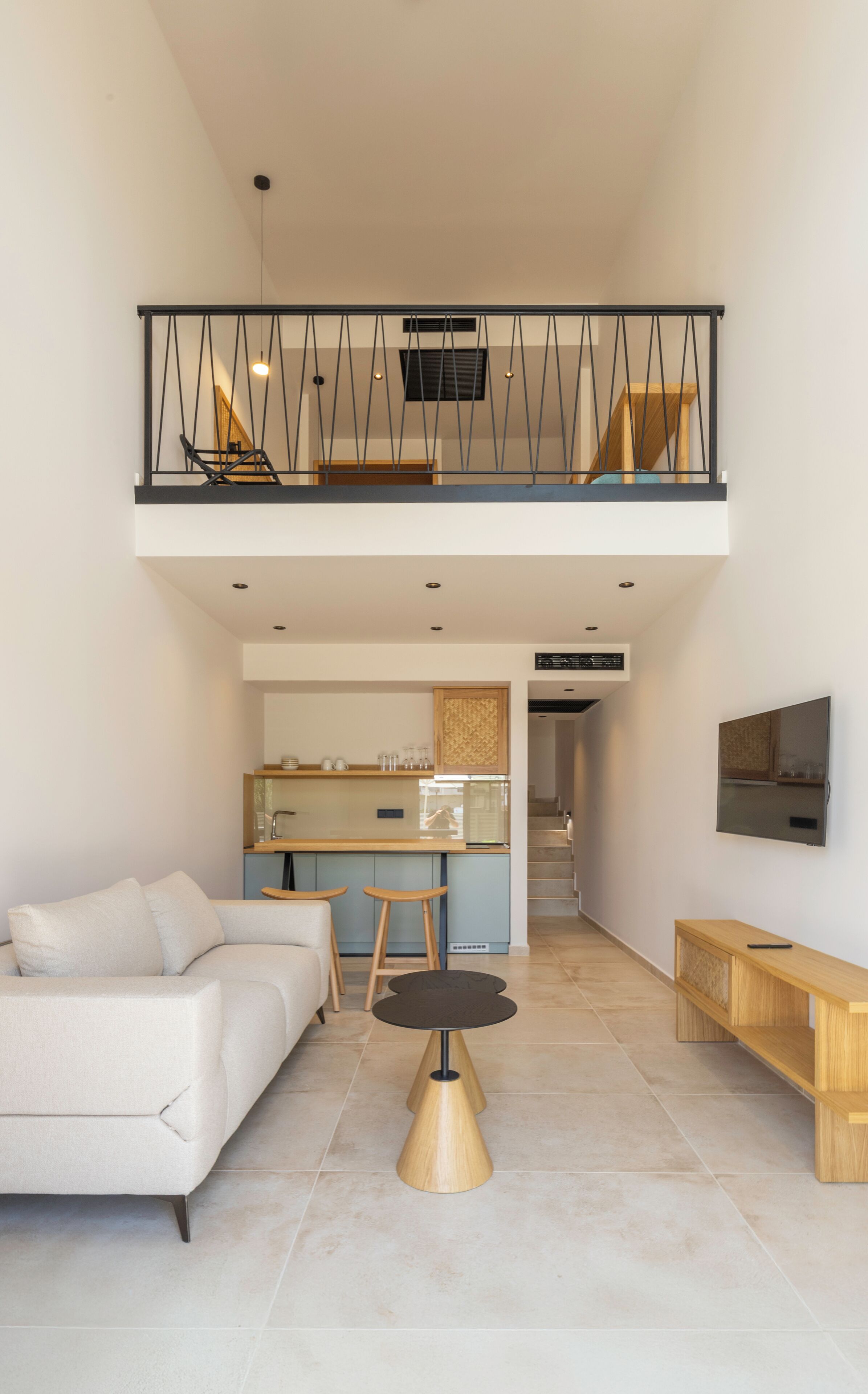 高级复式房, 泳池景观 | 起居区