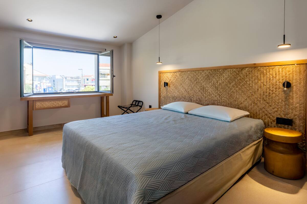 Dúplex superior, vistas a la piscina | Caja fuerte, cortinas opacas, sistema de insonorización