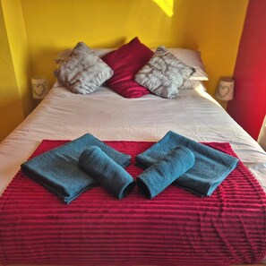 House | 3 bedrooms, iron/ironing board, free WiFi, bed sheets - Tranquil Three-bedroom House-large Garden-wifi (Swansea)