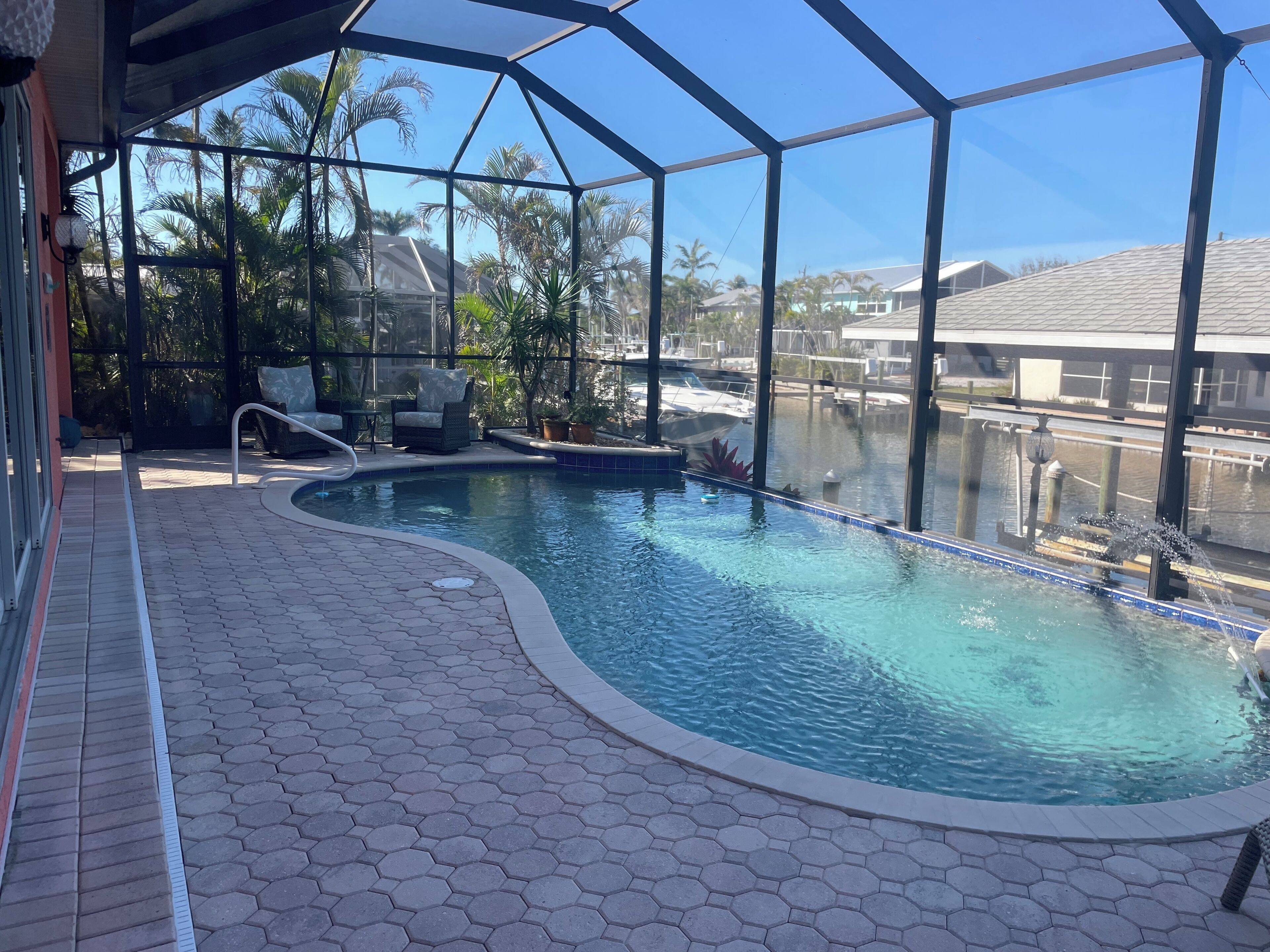 حمّام سباحة مُدفَّأ