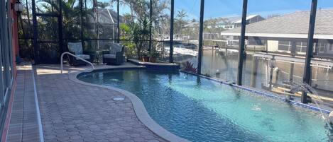 Een verwarmd zwembad