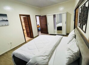 1 dormitorio, tabla de planchar con plancha, wifi y ropa de cama