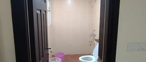 Shower, jetted bath, bidet, towels