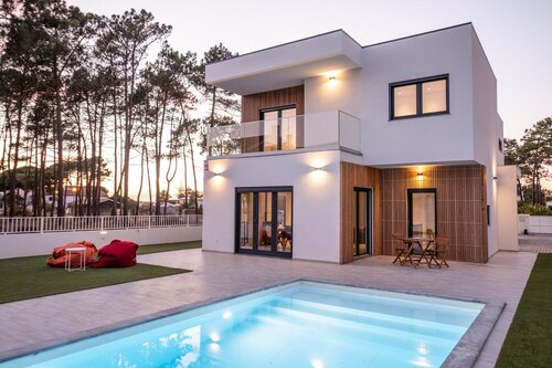 Spacious 4-bedroom villa with pool near beach in amazing Lagoa de Albufeira