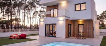 Spacious 4-bedroom villa with pool near beach in amazing Lagoa de Albufeira