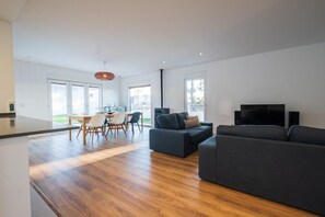 Una Smart TV, una chimenea