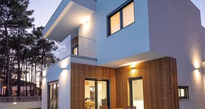 Spacious 4-bedroom villa with pool near beach in amazing Lagoa de Albufeira