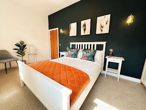 1 Schlafzimmer, Schreibtisch, Bügeleisen/Bügelbrett, Reisekinderbett