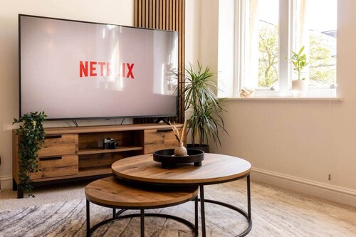 Leafy New Walk & Museum views, with parking and AC