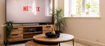 Leafy New Walk & Museum views, with parking and AC