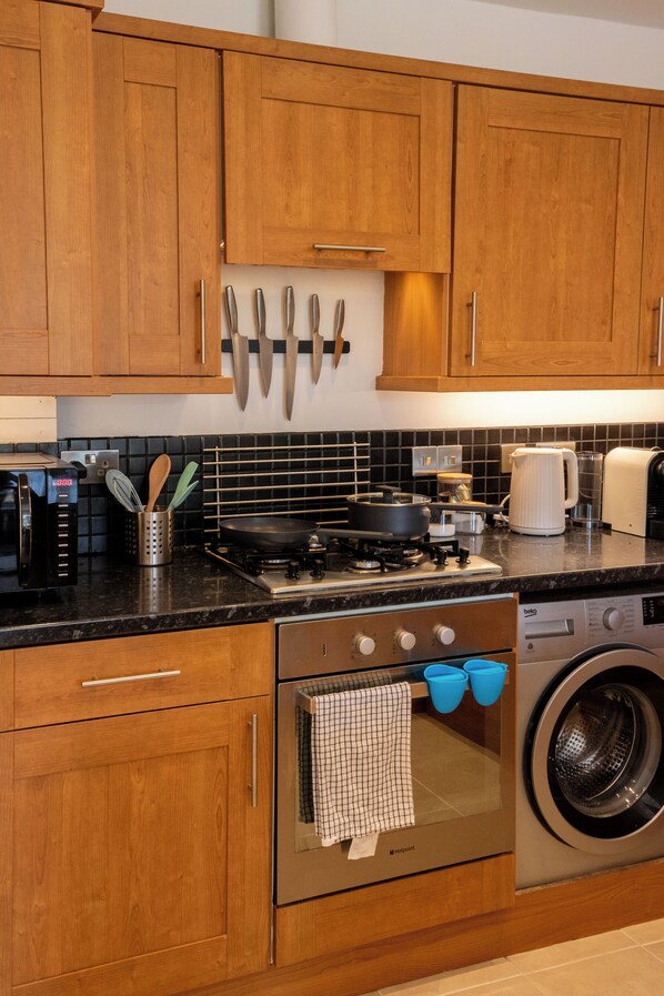 Kühlschrank, Mikrowelle, Ofen, Geschirrspüler