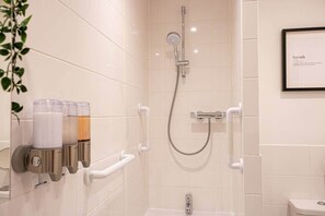 Asciugacapelli, asciugamani, sapone, shampoo