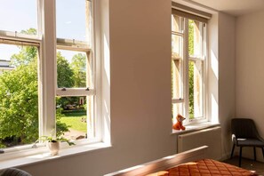 Unclassified image, 4 of 25, button