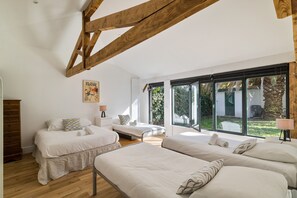 6 Schlafzimmer, Bügeleisen/Bügelbrett