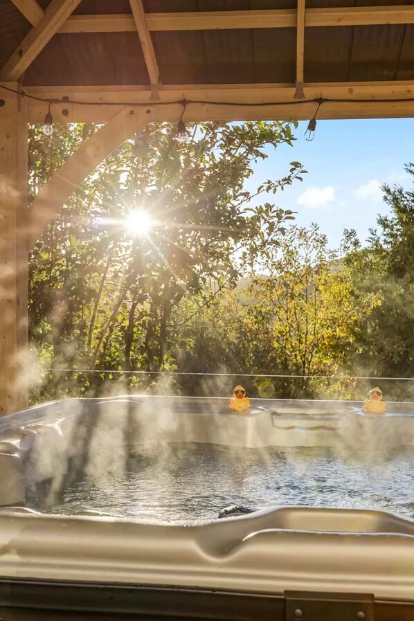 Outdoor spa tub