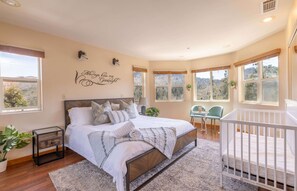 5 bedrooms, iron/ironing board, WiFi, bed sheets