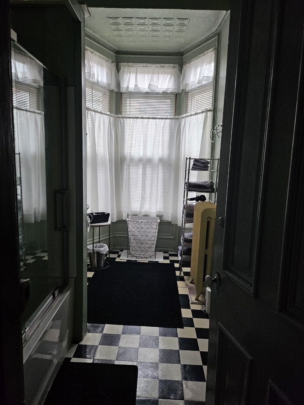 Chambre simple, vue sur la ville | Salle de bain | Douche, articles de toilette (gratuits), serviettes fournies, savon
