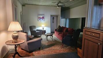 ์ฑ๊ธ๋ฃธ, ์๋ด ์ ๋ง | ๊ฑฐ์ค ๊ณต๊ฐ | ๋์งํธ ์ฑ๋ ์์ฒญ์ด ๊ฐ๋ฅํ 32์ธ์น ์ค๋งํธ TV