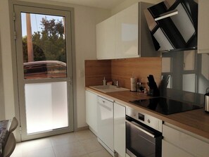 Een koelkast, een microgolfoven, een oven, een kookplaat