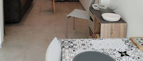 Iron/ironing board, travel cot, WiFi