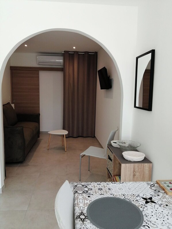 Een strijkplank/strijkijzer, reisbedje, wifi