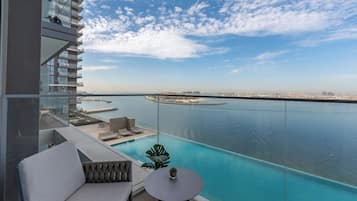 Apartamento luxo, 2 quartos, sacada, vista para o mar | Sacada