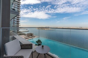 A balcony with a view of a marina and a pool. - Beach Isle - Mint Stay (Dubai)