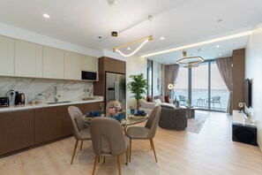 Deluxe Apartment, 2 Bedrooms, Balcony, Sea View | In-room dining - Beach Isle - Mint Stay (Dubai)