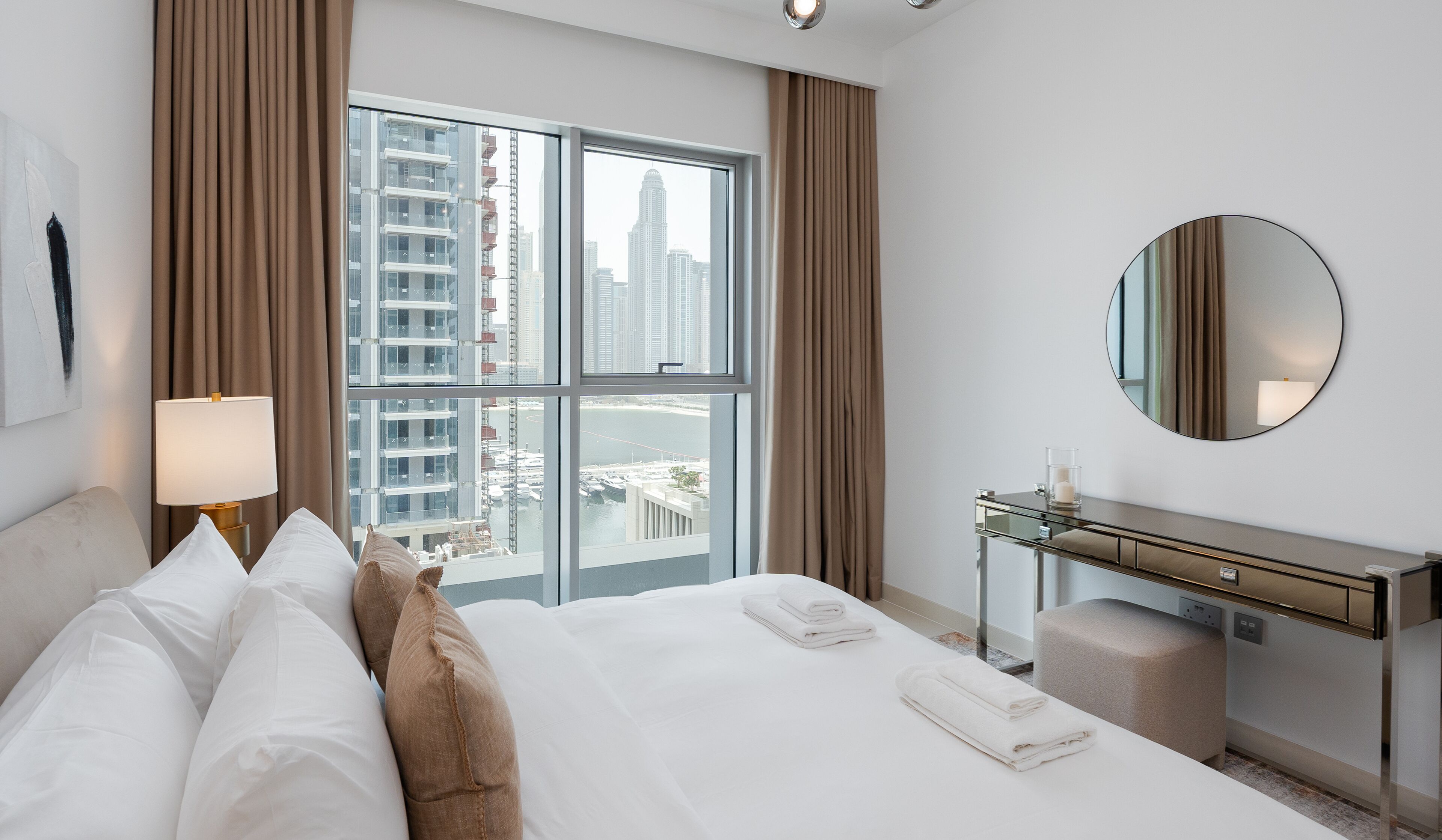 Departamento romántico, 1 habitación, balcón, vista parcial al mar | Caja de seguridad en la habitación y escritorio 