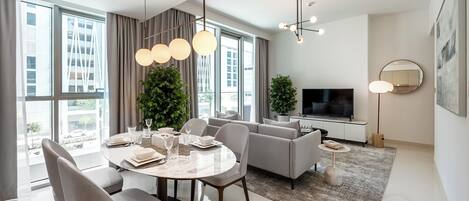 Classic Apartment, 1 Bedroom, Balcony, City View | In-room dining