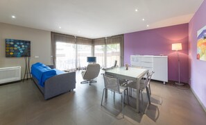 Villa | Dining - Villa in L'escala Near Riells Beach (L'Escala)