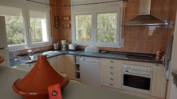 Een koelkast, een magnetron, een oven, een kookplaat