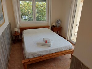 4 bedrooms, travel crib, free WiFi, bed sheets