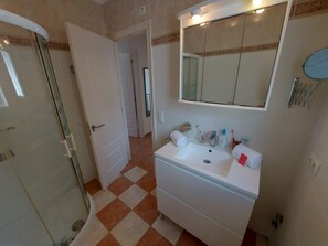 Dusj, hårføner, håndklær og toalettpapir