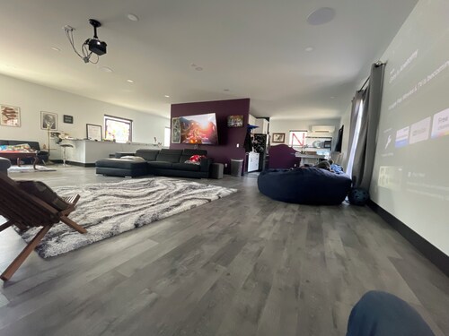 electric car friendly. Charming 1000 sq.ft loft in welcoming Omaha with WiFi, AC