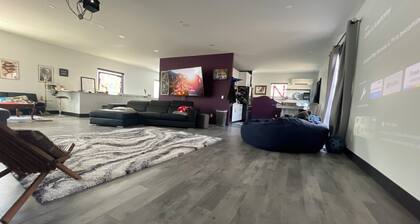 electric car friendly. Charming 1000 sq.ft loft in welcoming Omaha with WiFi, AC