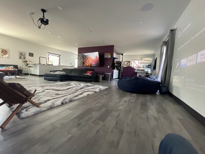 electric car friendly. Charming 1000 sq.ft loft in welcoming Omaha with WiFi, AC