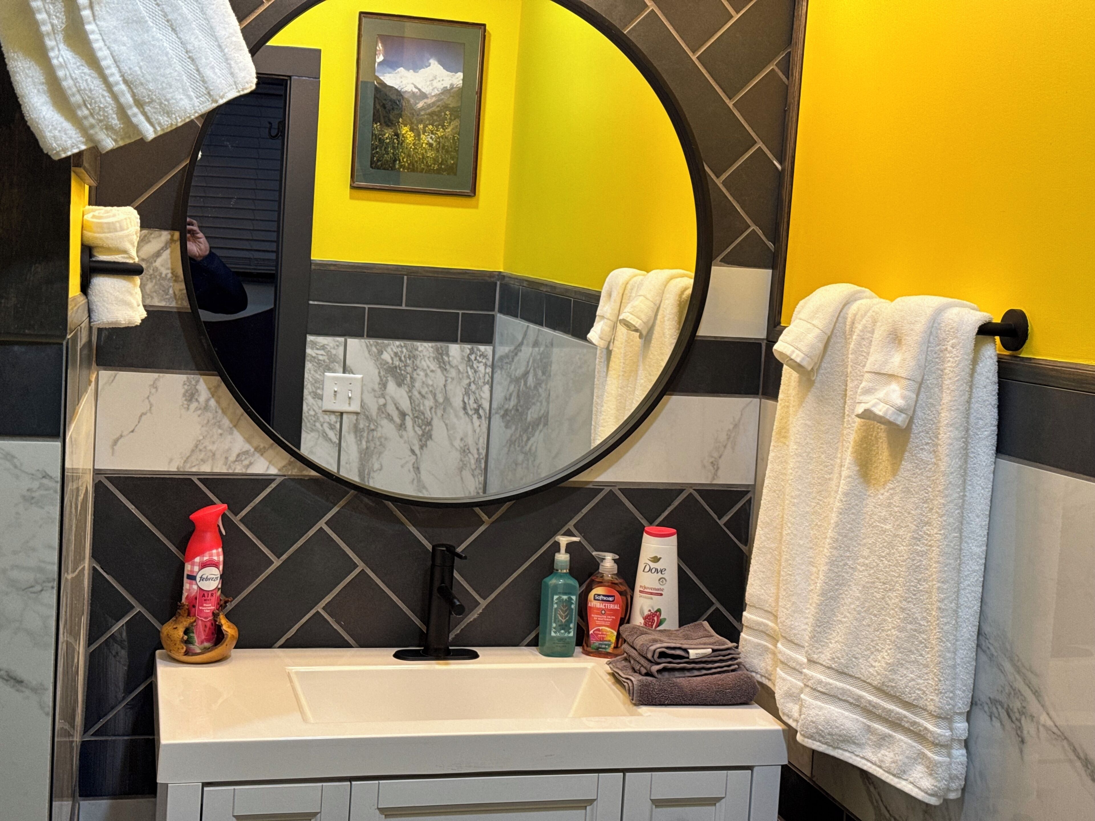 Een douche, een haardroger, handdoeken, zeep