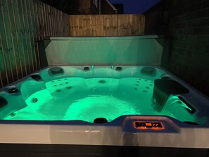 Bañera de hidromasaje al aire libre