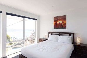 3 bedrooms, iron/ironing board, WiFi, bed sheets - Modern Luxury &  Sweeping Views in Sandy Bay (Sandy Bay)